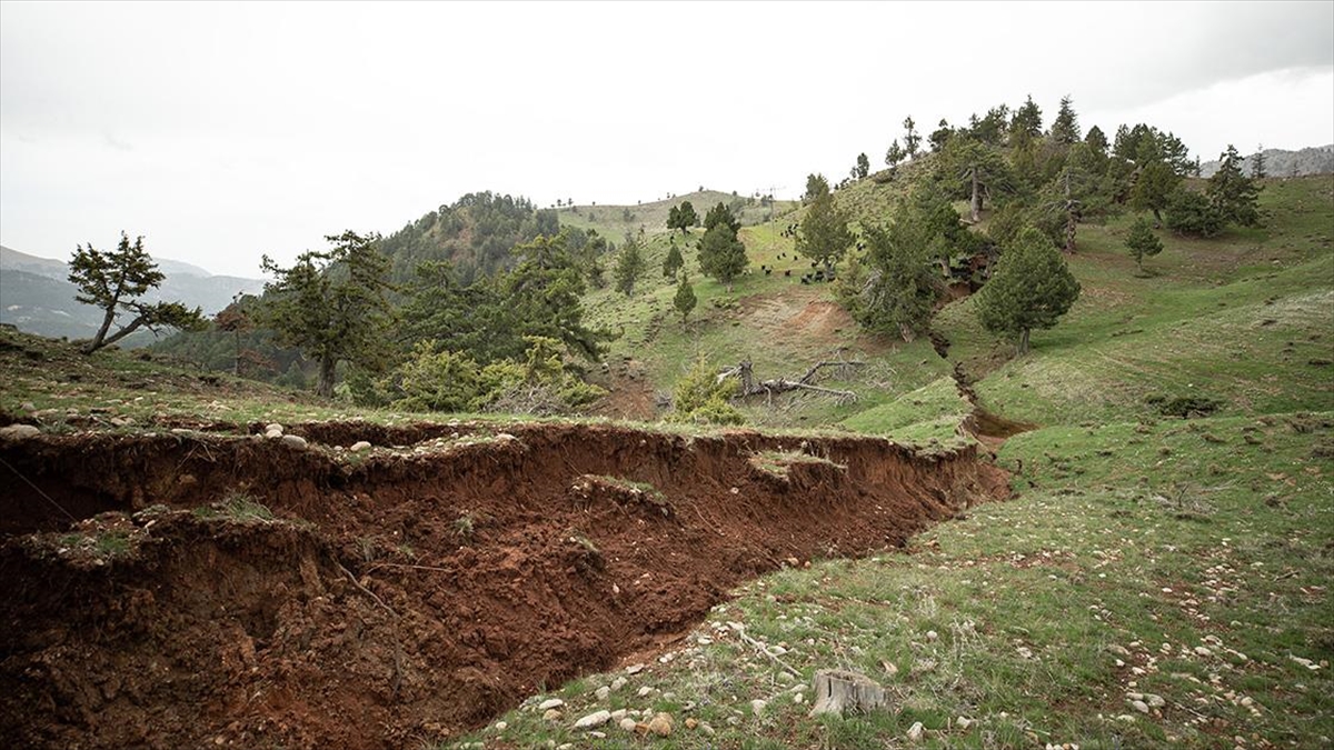 Kahramanmaraş'ta Yüzey Kırıkları Tarlaları Parçalara Böldü