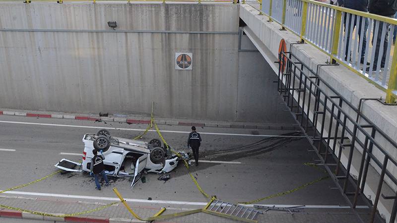 Üst geçitten düşen araçtaki iki kişi hayatını kaybetti