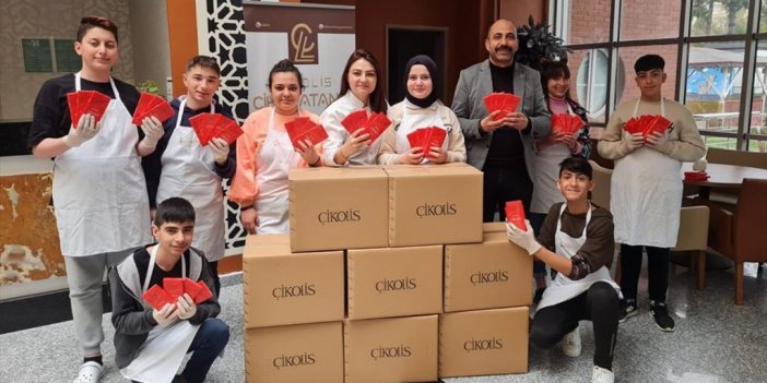 Sivas'ta Meslek Lisesi Öğretmen Ve Öğrencileri Depremzede Çocuklar İçin Çikolata Üretti