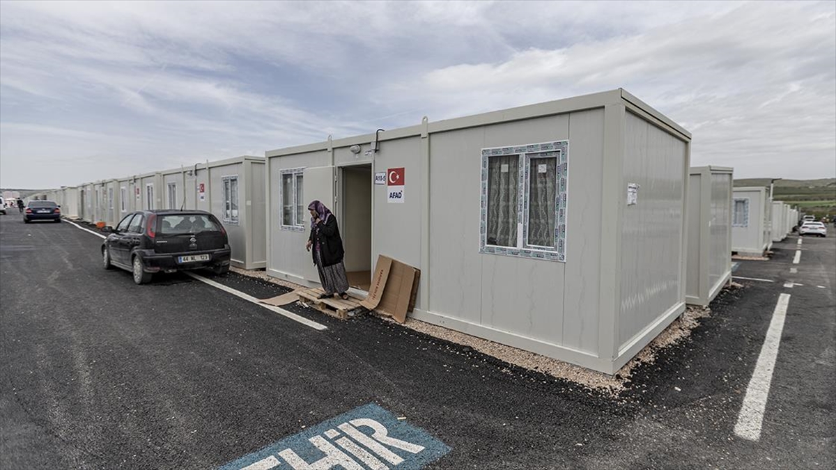Depremzedeler Bayramı Geçici Yerleşim Yerlerinde Buruk Geçiriyor