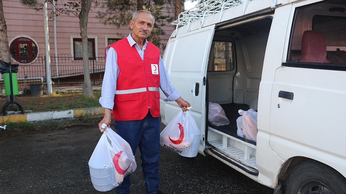 Adıyamanlı Depremzede Batman'da İhtiyaç Sahipleri İçin Gönüllü Çalışıyor