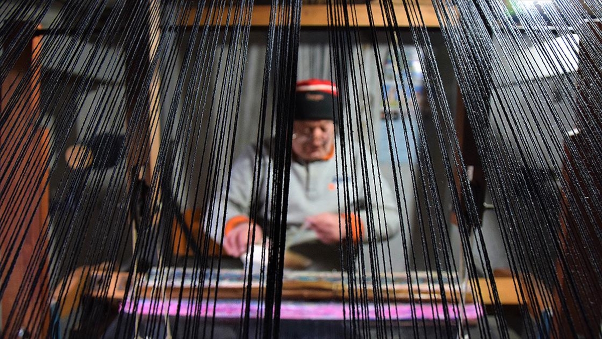 Babadan Kalma Atölyesinde, Kullanılmayan Giysilerin İplerinden Yolluk Ve Kilim Üretiyor