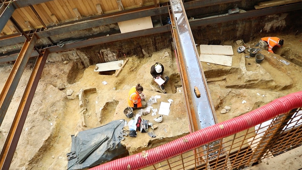 Paris'te Antik 50 Mezar Bulundu