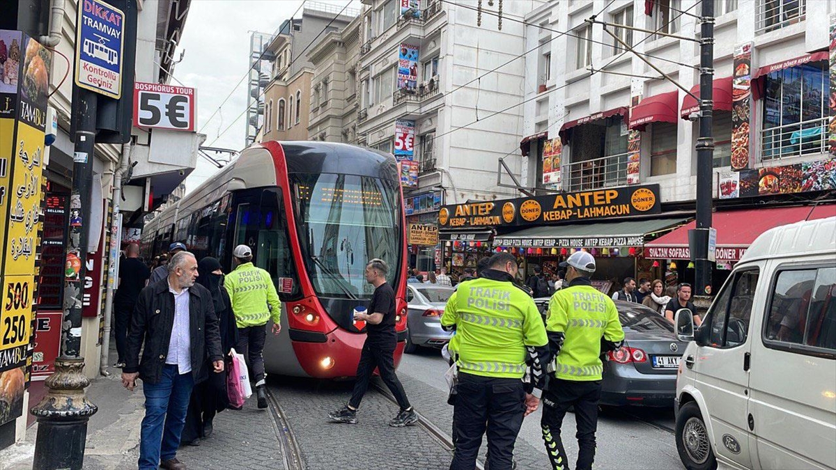 Eminönü-sultanahmet Arasındaki Tramvay Seferleri Yeniden Başladı