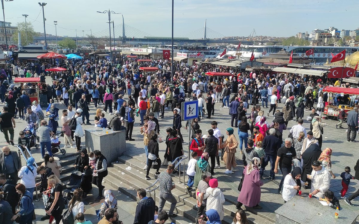 İstanbul’da insan seli! Adım atacak yer kalmadı
