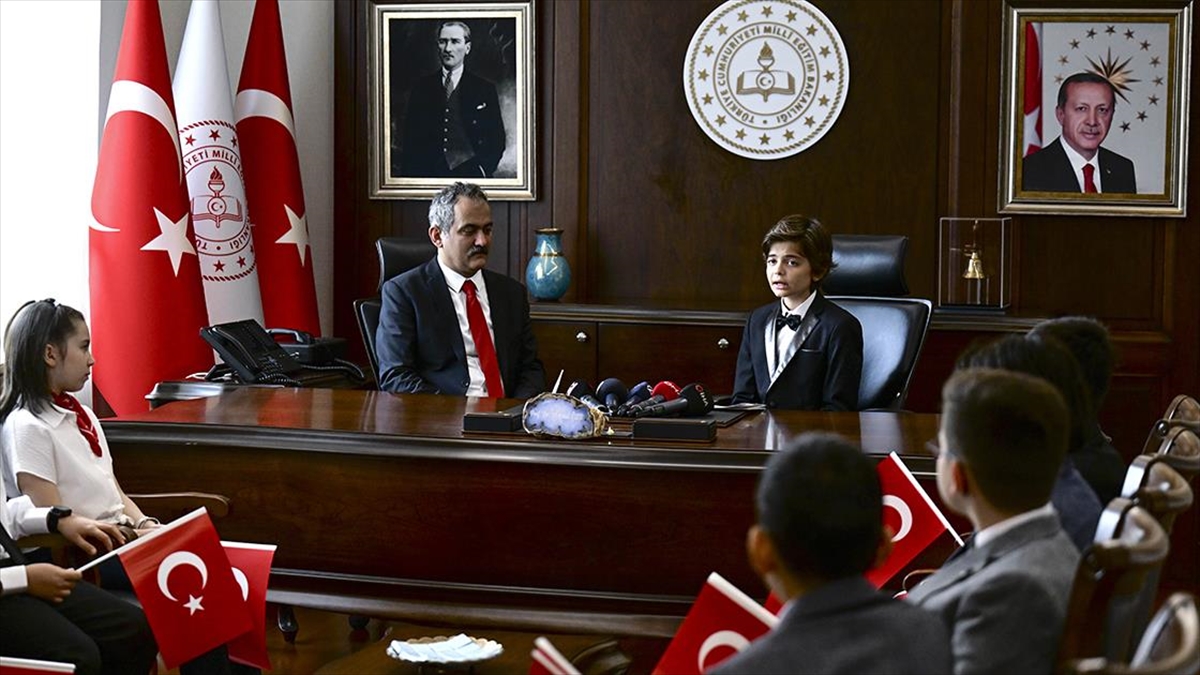 Milli Eğitim Bakanı Özer, Koltuğunu 11 Yaşındaki Kaan Can'a Devretti