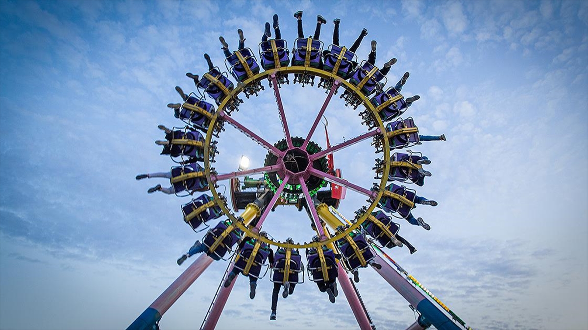 Depremzedeler Bayramda Açılan Lunaparkta Yaşadıklarını Unutmaya Çalışıyor