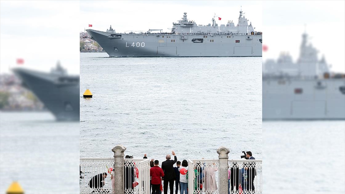 Tcg Anadolu, Cumhurbaşkanı Erdoğan'ı Selamladı