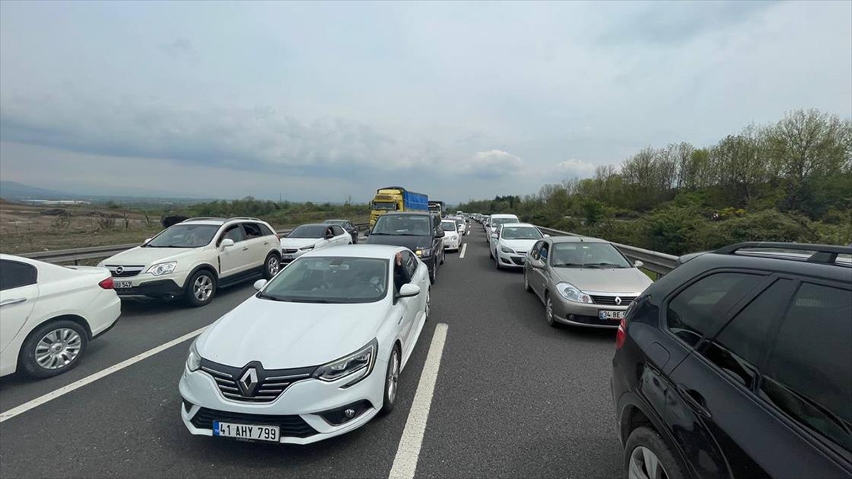 Bayram Tatilinden Dönenler Anadolu Otoyolu'nda Akıcı Yoğunluk Oluşturuyor