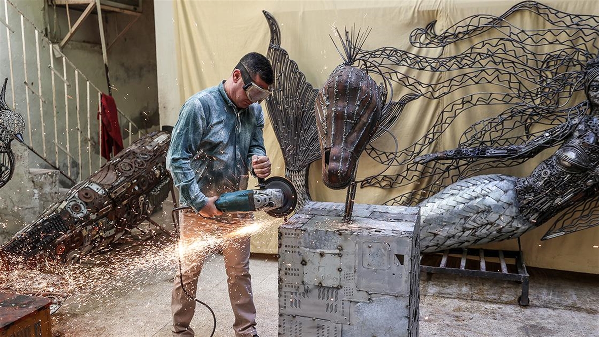 Metal Parçalardan Yaptığı Heykelin Gelirinin Bir Kısmını Depremzedelere Bağışlayacak