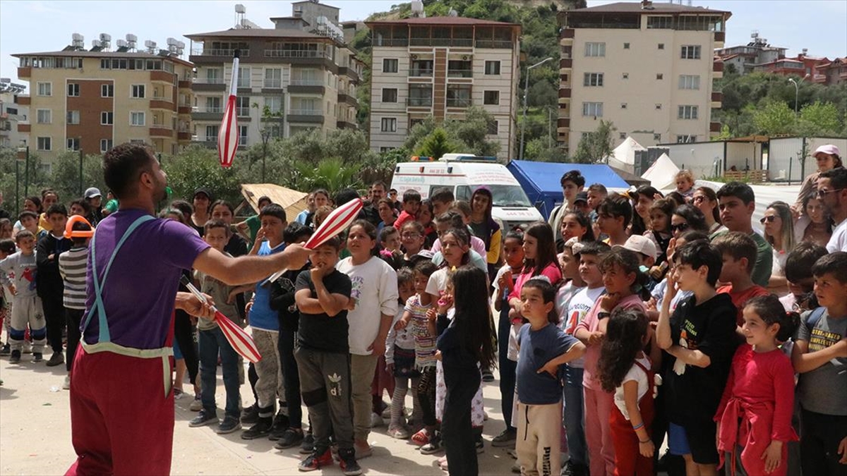 Gönüllüler Depremzede Çocuklara "bin Düş Bir Gülüş" Etkinlikleriyle Moral Veriyor
