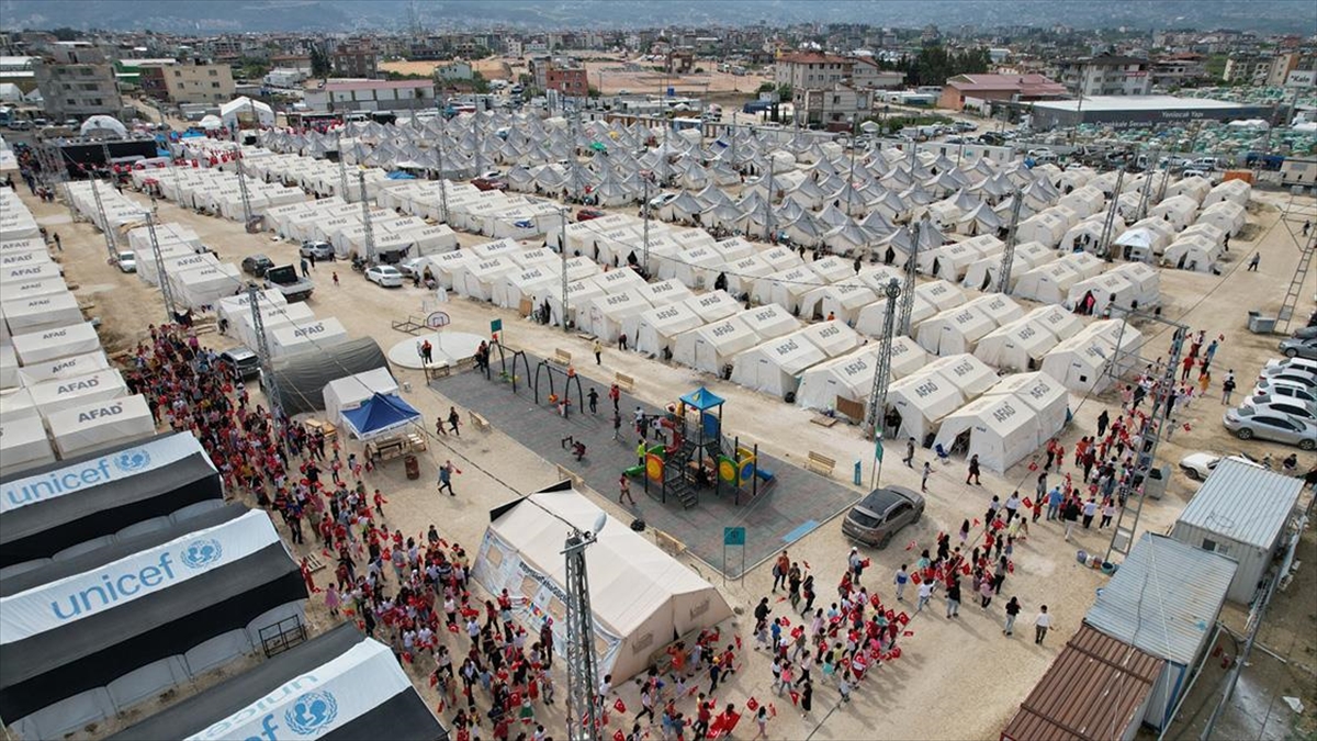 Kocaeli Büyükşehir Belediyesi, Defne'de Depremzede Çocuklar İçin Bayram Eğlencesi Düzenledi