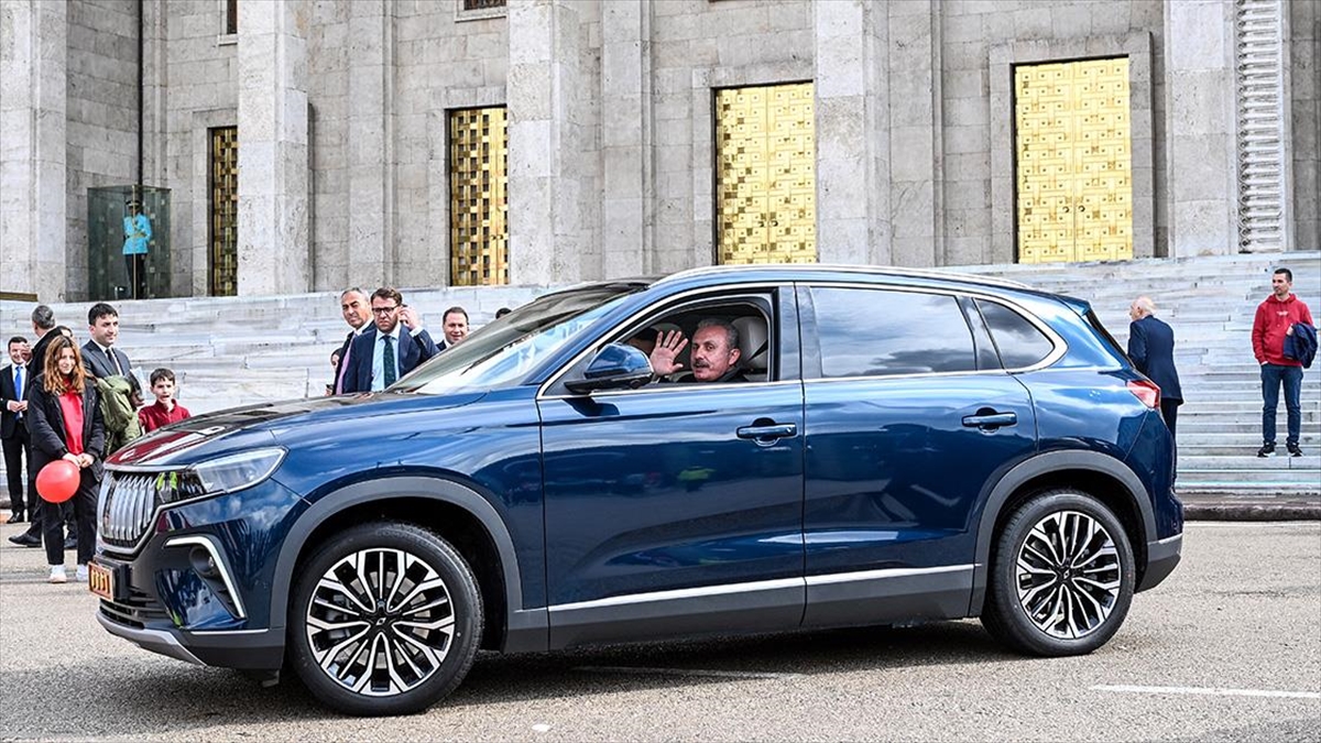 Tbmm Başkanı Şentop, Meclis'te Yerli Makam Aracı Togg'u Kullandı