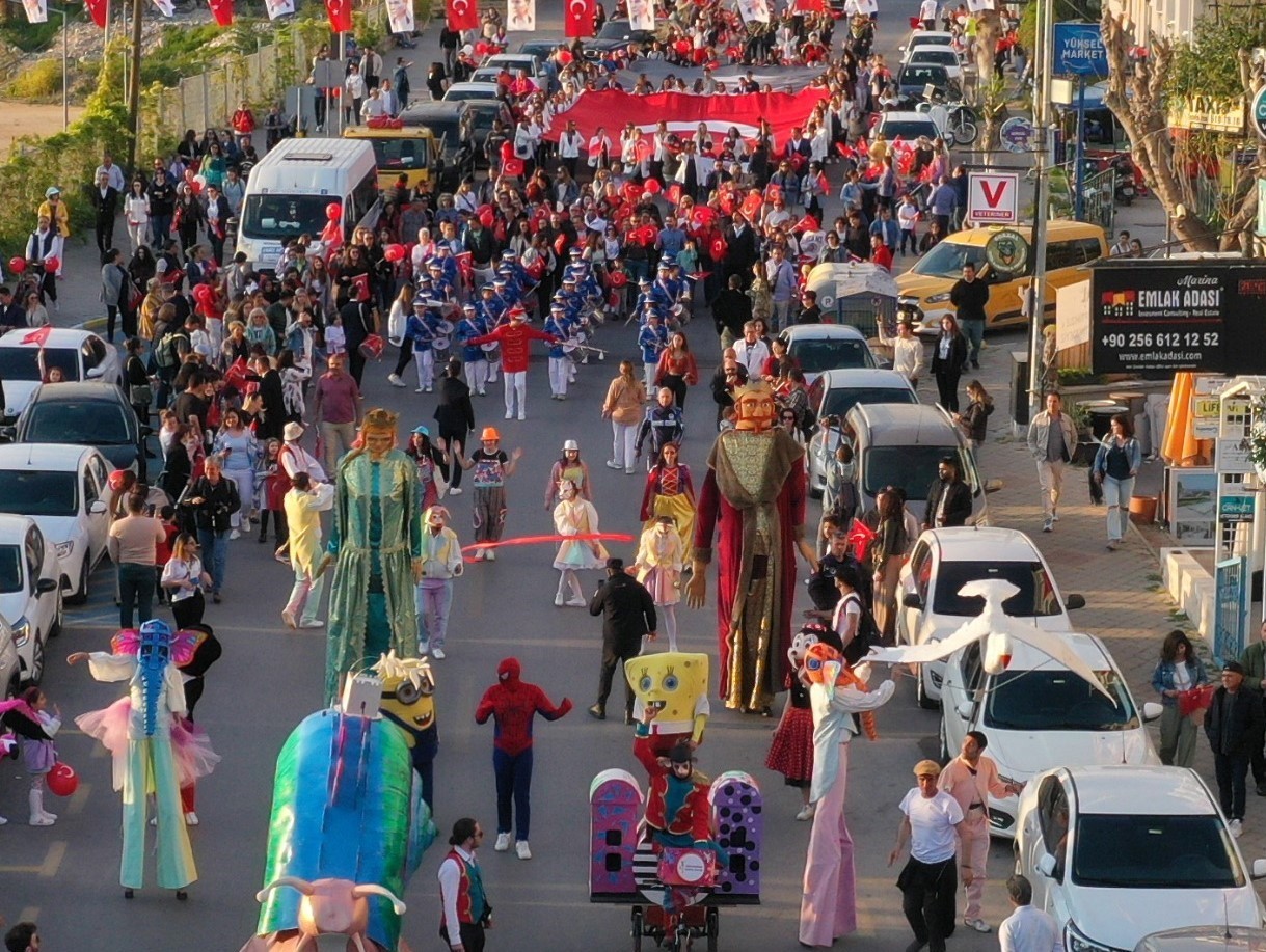 KUŞADASI'NDA 23 NİSAN KORTEJİ RENKLİ GÖRÜNTÜLERE SAHNE OLDU