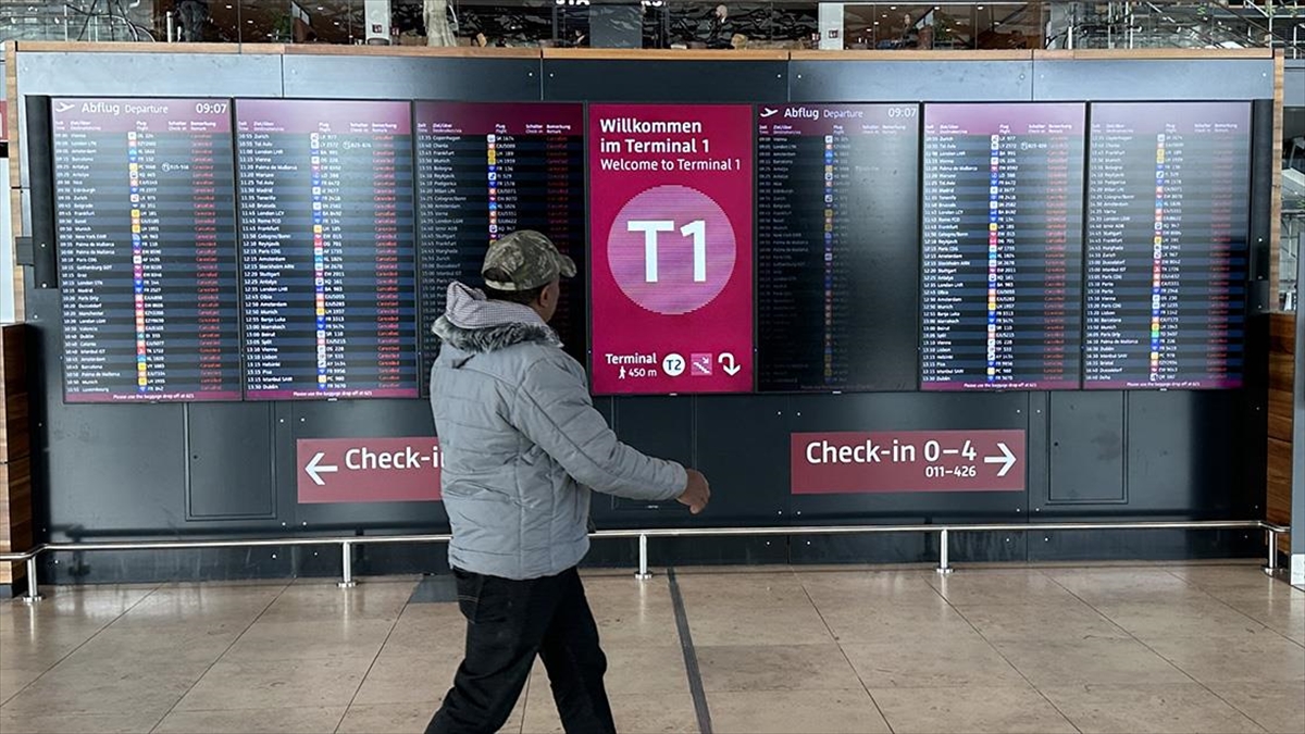 Almanya’da İki Havalimanındaki Uyarı Grevlerinden Dolayı 300’ün Üzerinde Uçuş İptal Oldu