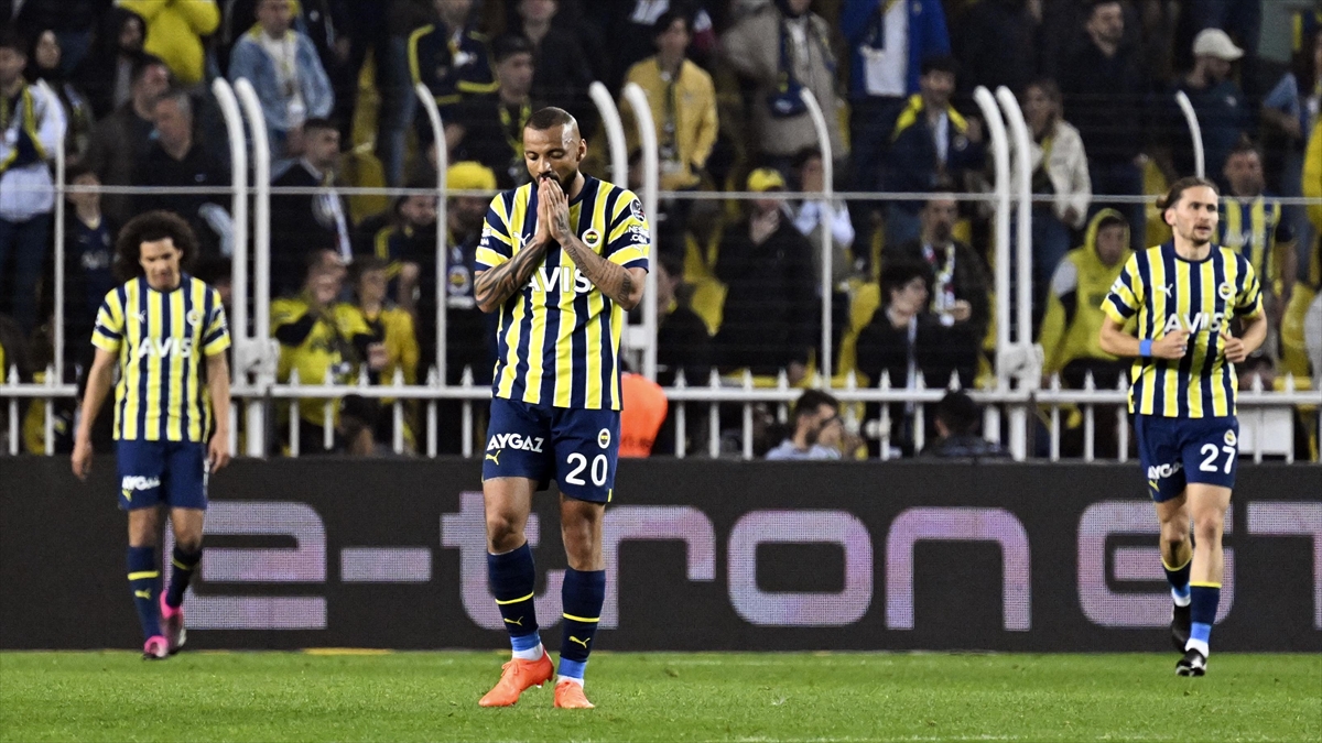 Fenerbahçe'ye Zirve Yarışında Son Dakika Şoku