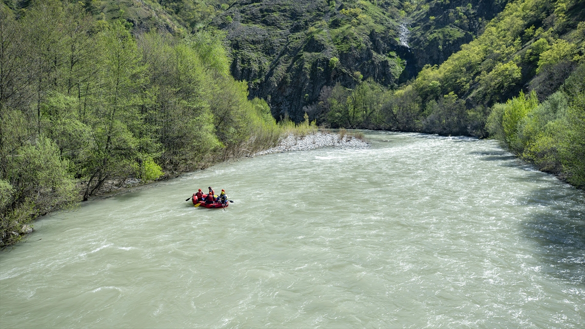 Munzur Çayı'nda Kaybolan 3 Kişi Dron Ve Botlarla Aranıyor