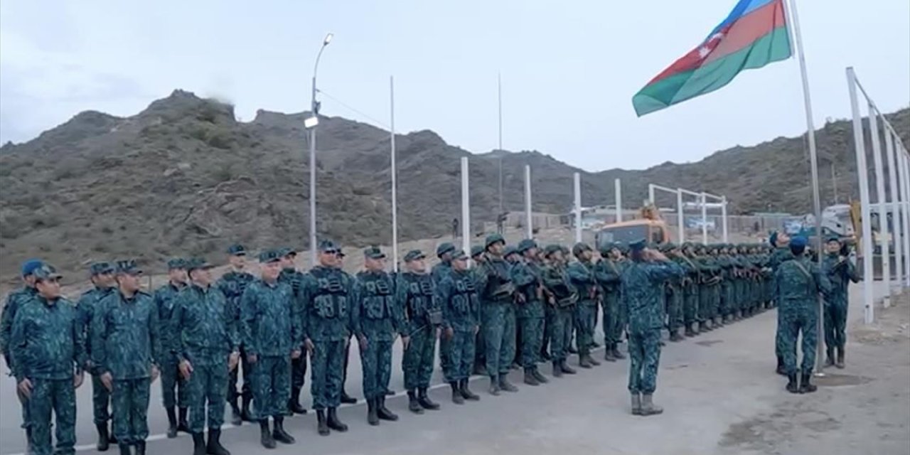 Laçın Koridoru'nun Başlangıcındaki Sınır Kontrol Noktasına Azerbaycan Bayrağı Dikildi