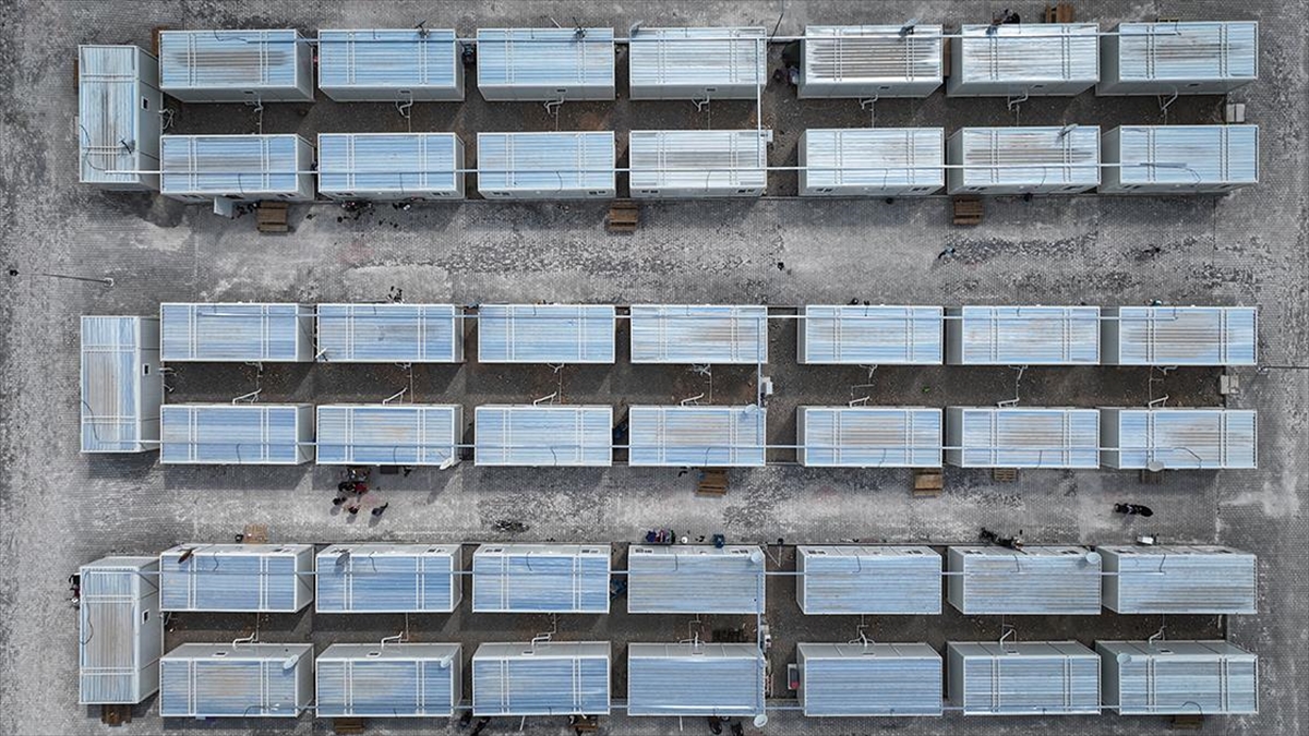 Türkoğlu'ndaki Depremzedeler Çadırdan Konteynere Taşınıyor