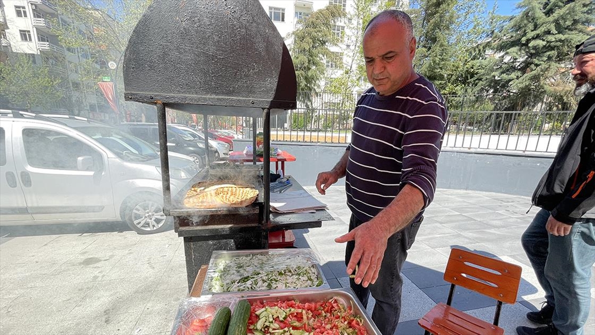 Yeni Malatyaspor'un Depremzede Aşçısı Tezgahta Köfte Satarak Geçimini Sağlıyor