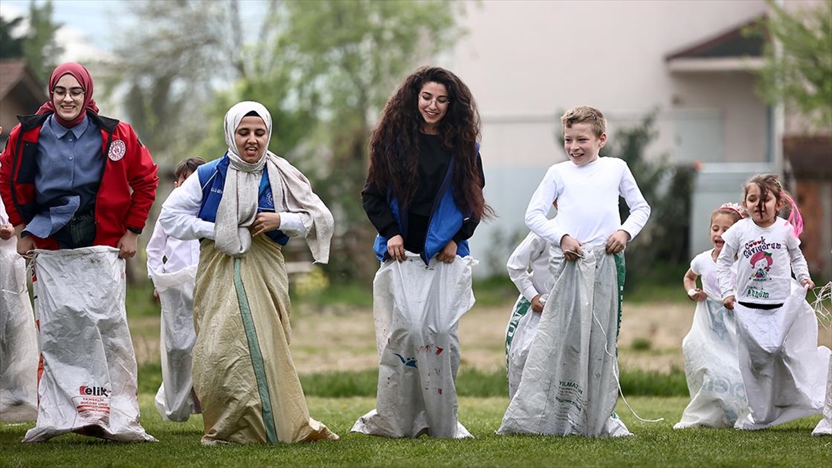 Gönüllü Gençler Köy Okullarında Geleneksel Çocuk Oyunlarını Canlandırıyor