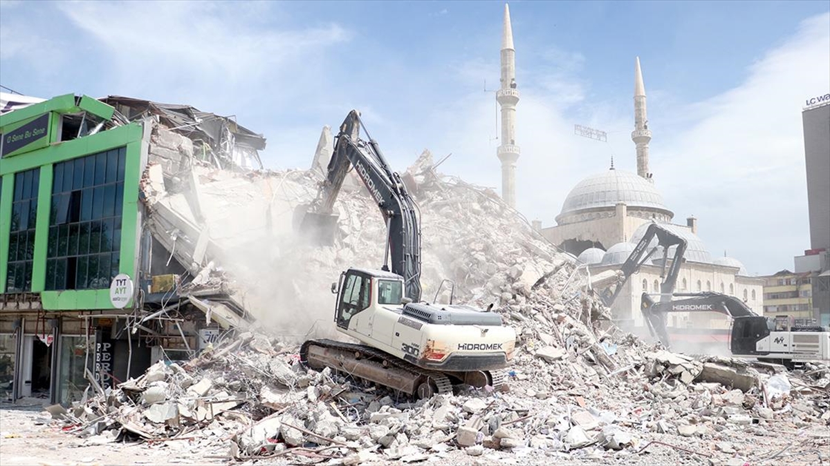 Malatya'da Ağır Hasarlı Binaların Yıkımı Ve Enkaz Kaldırma Çalışmaları Sürüyor