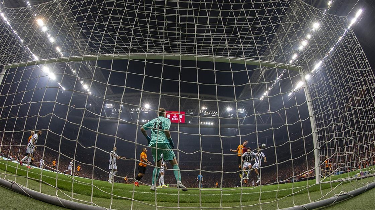 Beşiktaş İlk Yarının, Galatasaray İkinci Yarının Son Çeyreğinde Gülüyor