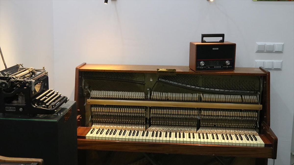 Okulun Eski Eşyalarından Oluşturulan Müze Öğrencilere Rehber Oluyor