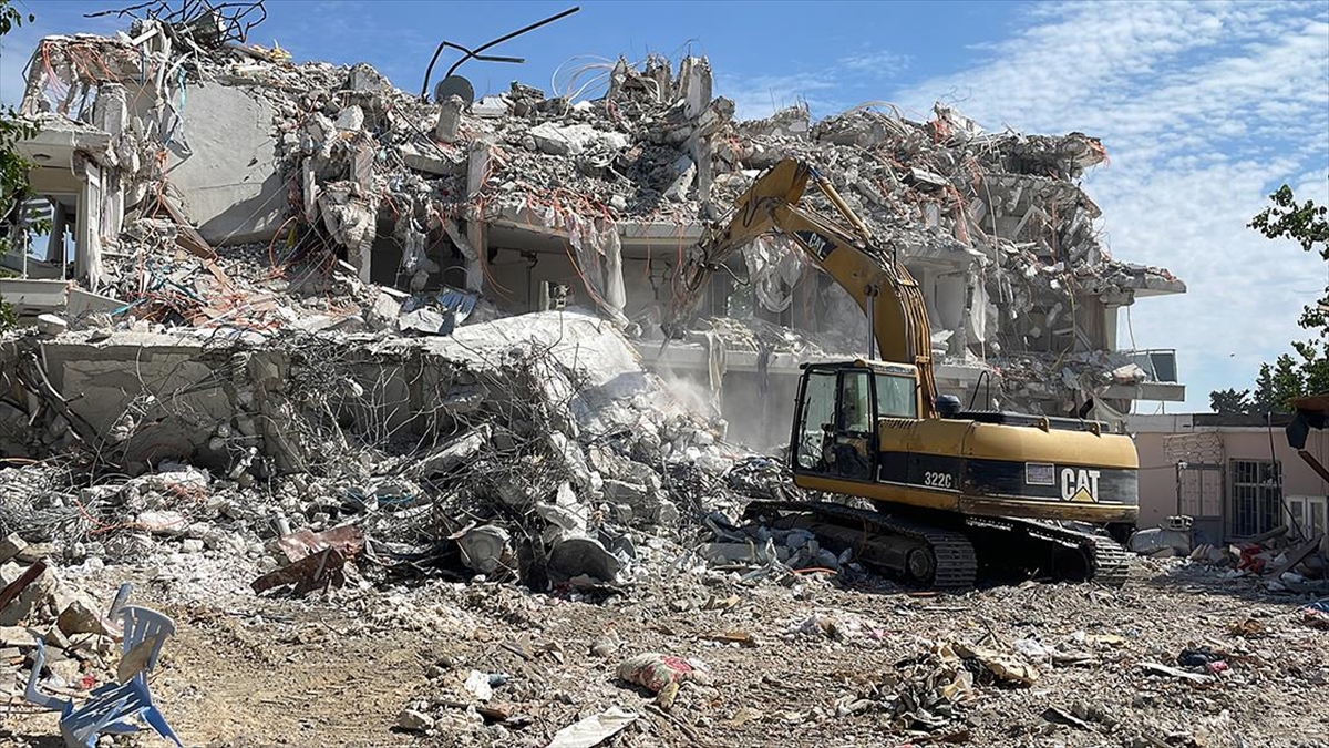 Hatay'da Bina Yıkım Ve Enkaz Kaldırma Çalışmaları Sürüyor