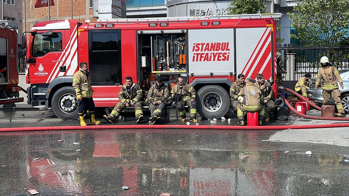 Küçükçekmece'de Halı İmalathanesindeki Yangına Müdahale Sürüyor