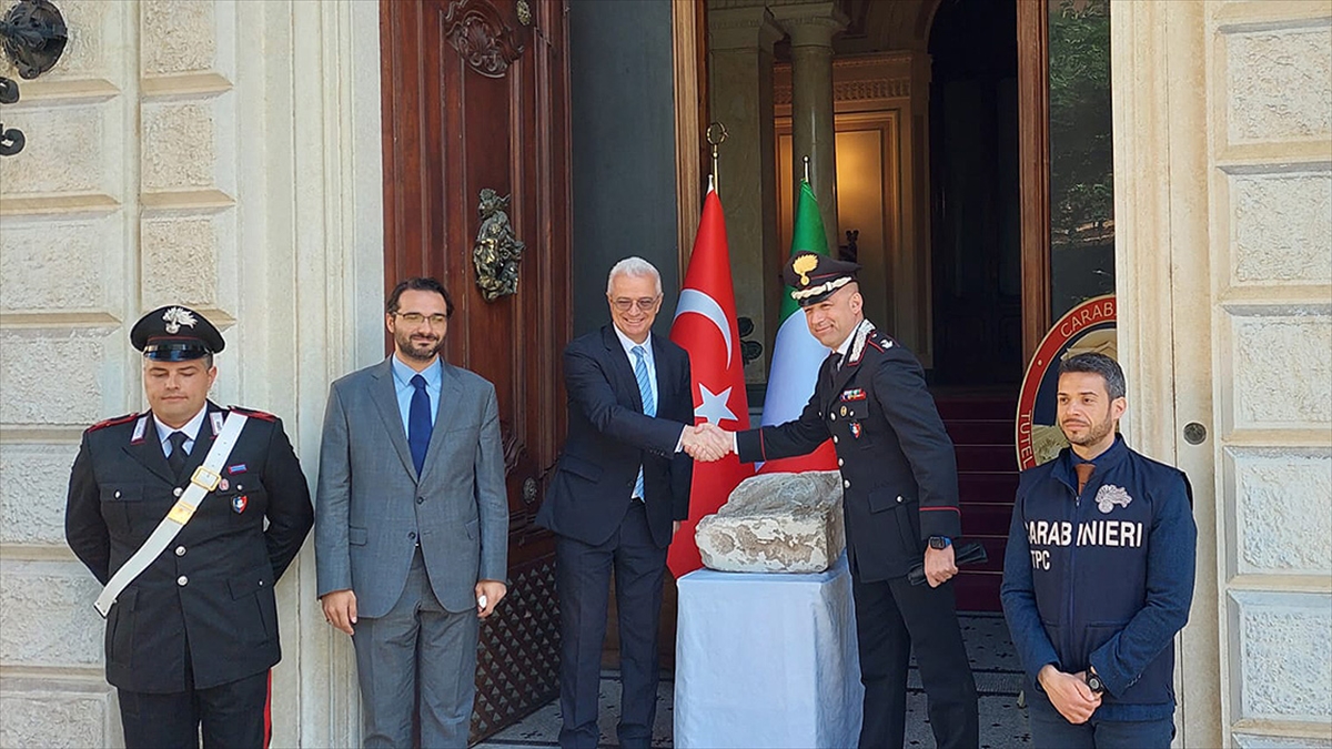 Zeugma Antik Kenti'nden Kaçırılan 1800 Yıllık Mezar Steli, Türkiye'ye İade Edildi