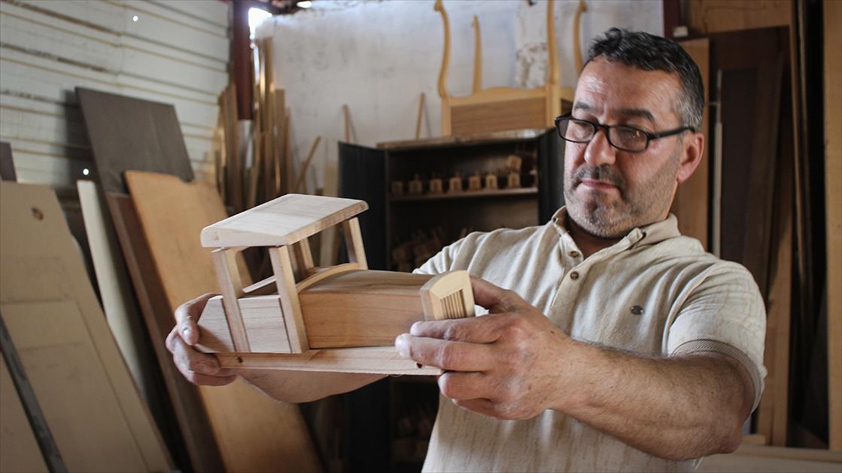 Hataylı Marangoz Ustası Atölyesindeki Atıkları Maket Arabaya Dönüştürüyor