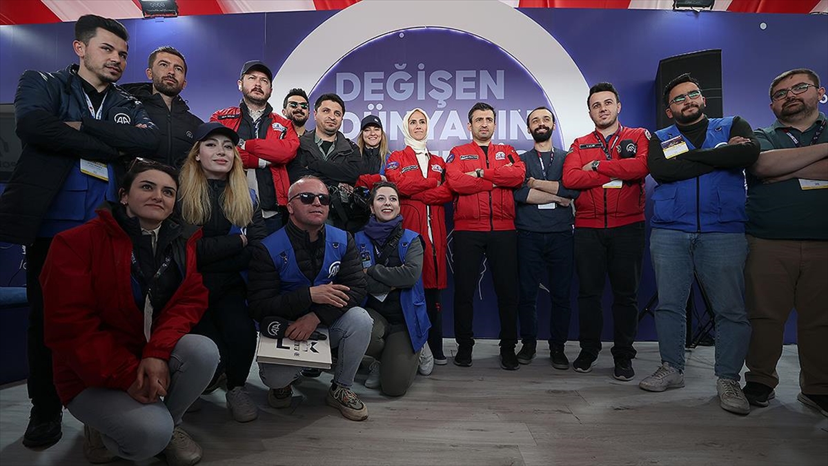 Selçuk Bayraktar, Aa'nın Teknofest İstanbul'daki Standını Ziyaret Etti