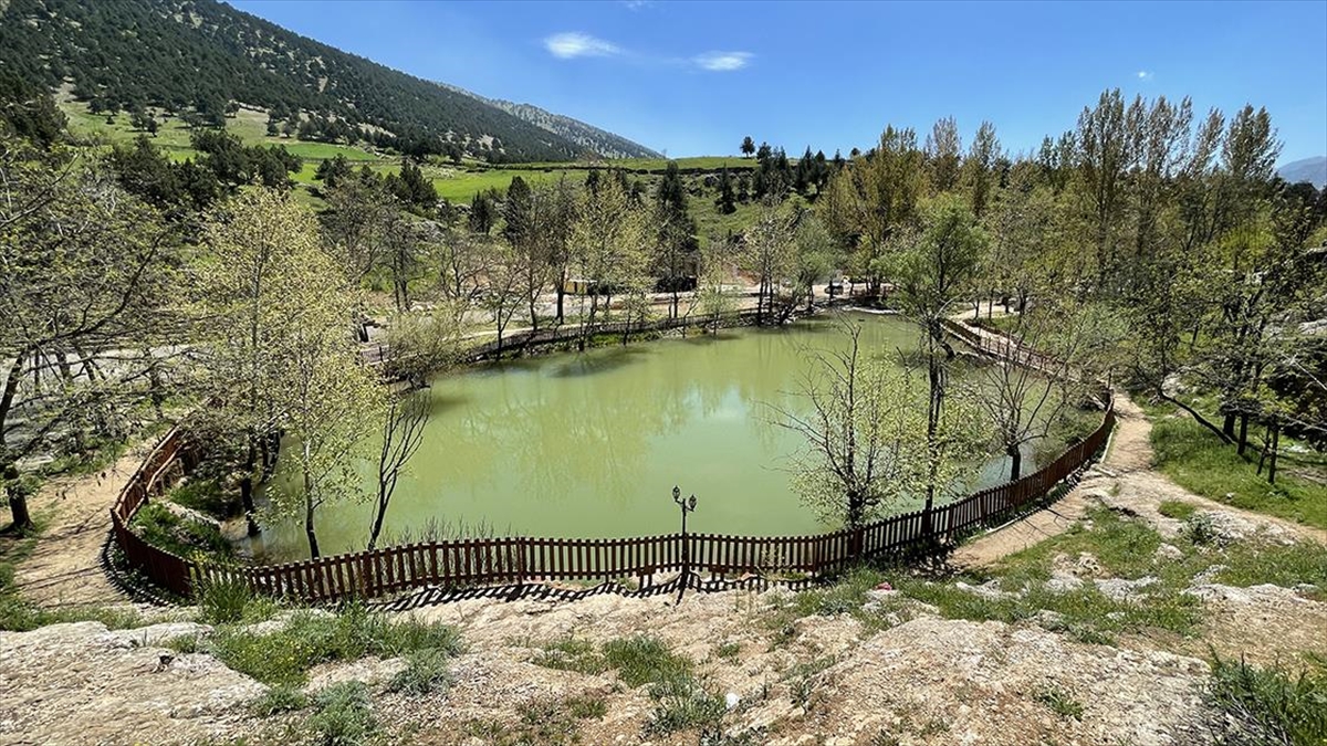 Depremlerin Ardından Rengi Değişen Yeşilgöz Gölü Eski Haline Dönüyor