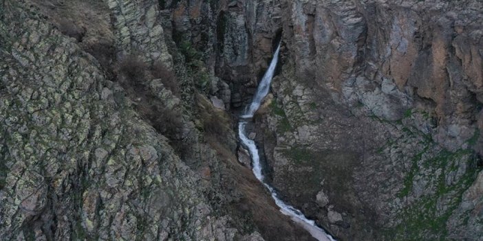 Ağrı'da 50 Metre Yükseklikten Akan Şelale Doğa Tutkunlarını Ağırlıyor