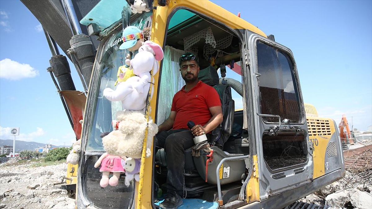 Kaldırdığı Enkazlardan Çıkan Oyuncakları Kepçesine Asıp Çalışıyor