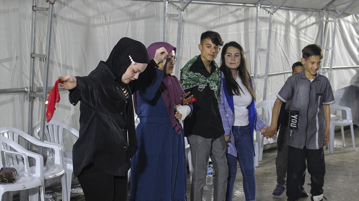 Hatay'da Depremzede Genç Çadır Kentten Askere Uğurlandı