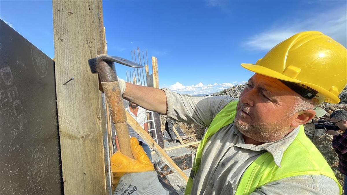 Van Depremini Yaşayan İşçi, Kahramanmaraş'ta Afet Konutlarının İnşasında Çalışıyor