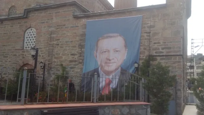 Camiye Erdoğan posteri asıldı