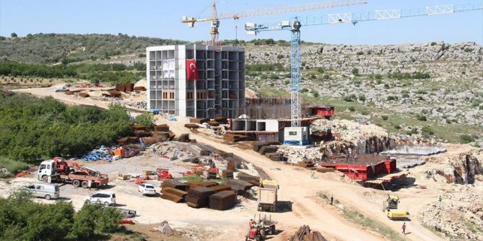 Hatay Altınözü'nde Deprem Konutları Projesinde Bir Blokun Kaba İnşaatı Tamamlandı