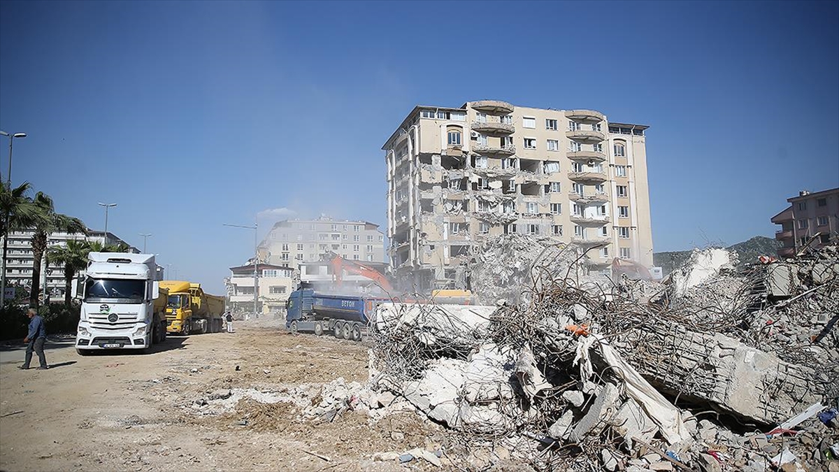 Hatay'da Bina Yıkım Ve Enkaz Kaldırma Çalışmaları Sürüyor