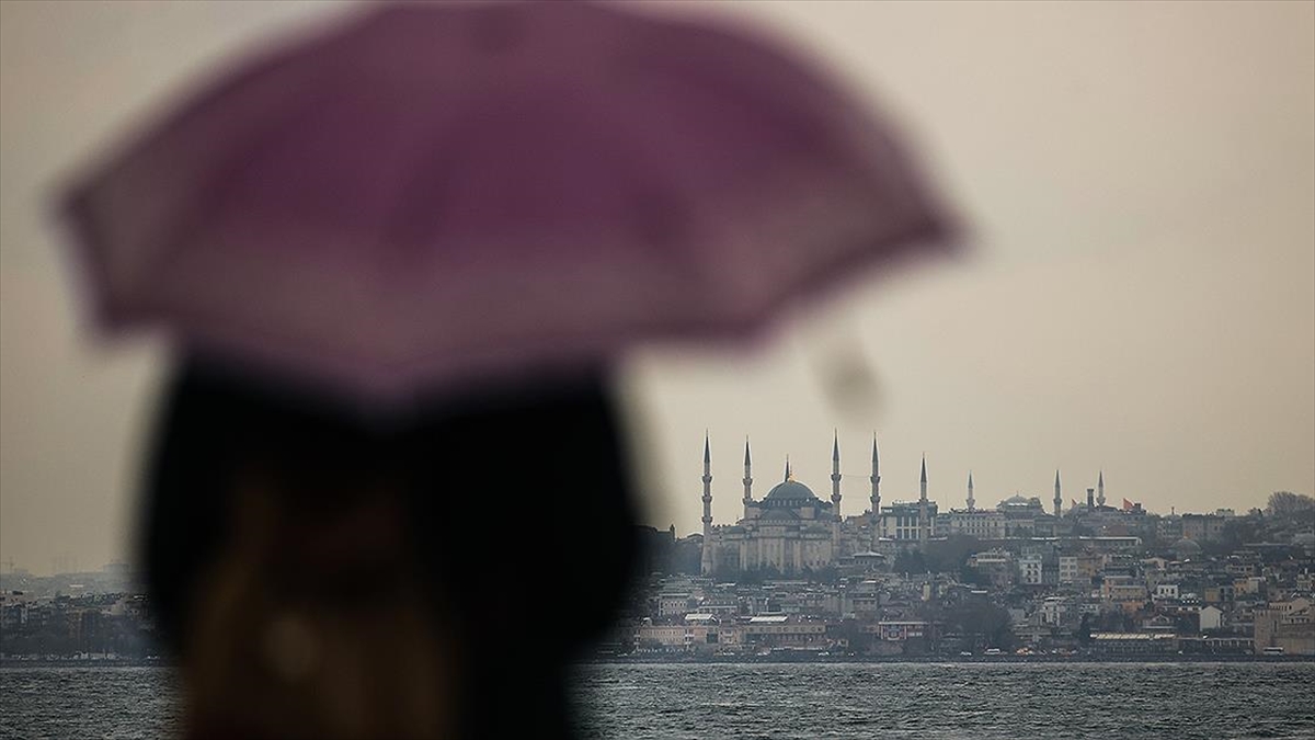 İstanbul'da Yarın Gök Gürültülü Sağanak Bekleniyor