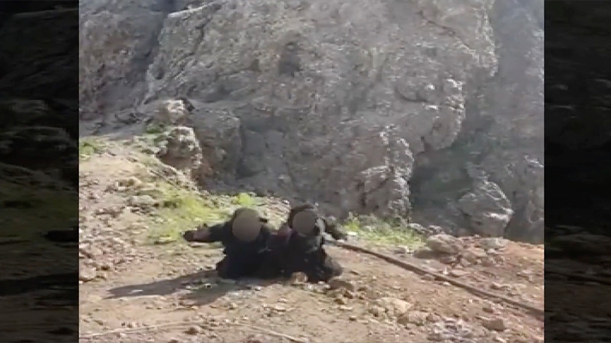 Msb, Sözde Yönetim Kadrosundan 2 Pkk'lı Teröristin Teslim Olma Görüntülerini Paylaştı