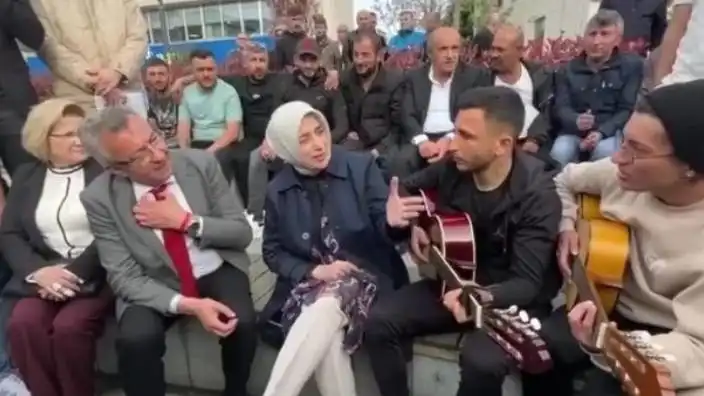 CHP’li ve AKP’li adaylar gençlerle beraber türkü söyledi