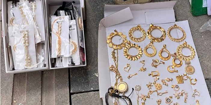 Adıyaman'da Enkazdan Çıkan Değerli Eşyalar Sahiplerine Teslim Ediliyor