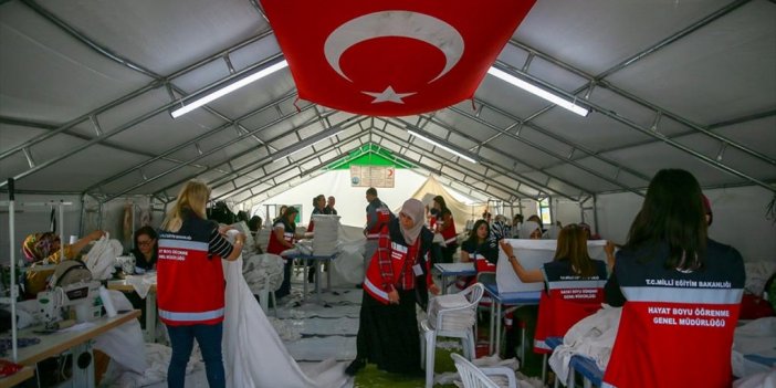 Afeti Yaşayan Kadınlar, Depremzedeler İçin Nevresim Takımı Üretiyor