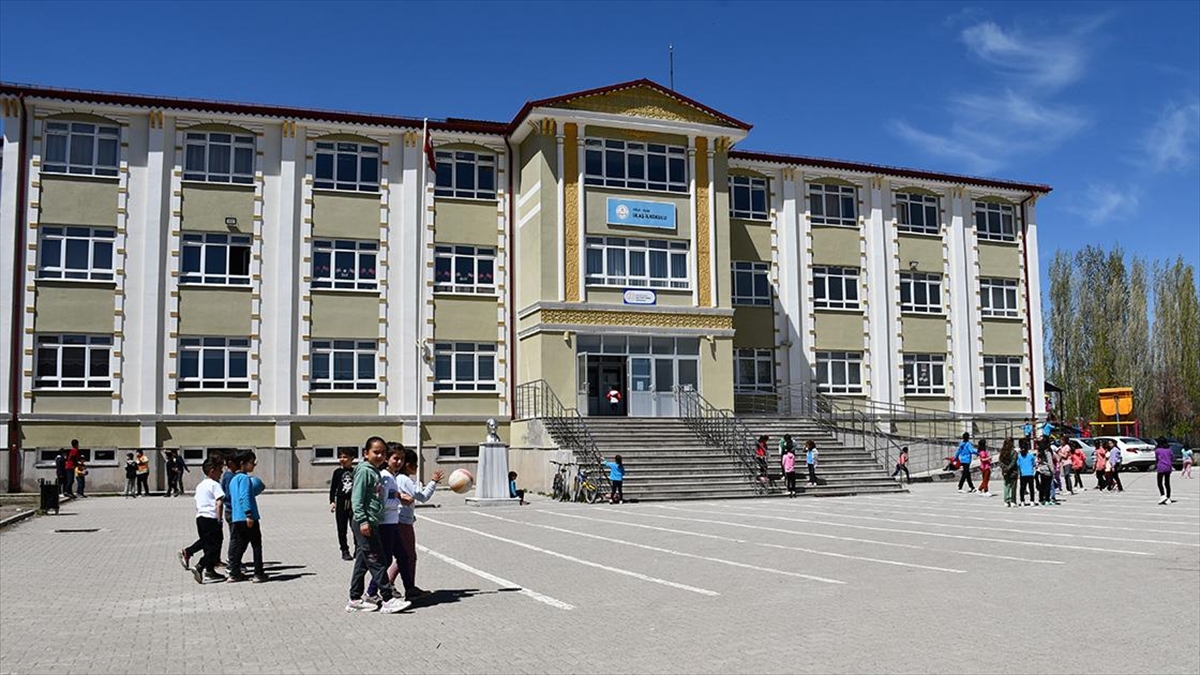 Sivas'taki Okulun Elektriği Güneşten, Suyu Yağmurdan Karşılanıyor