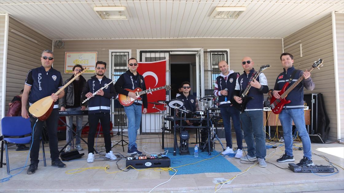 Van'da Polislerden Oluşan "hangar" Müzik Grubu Etkinliklerde Sahneye Çıkıyor