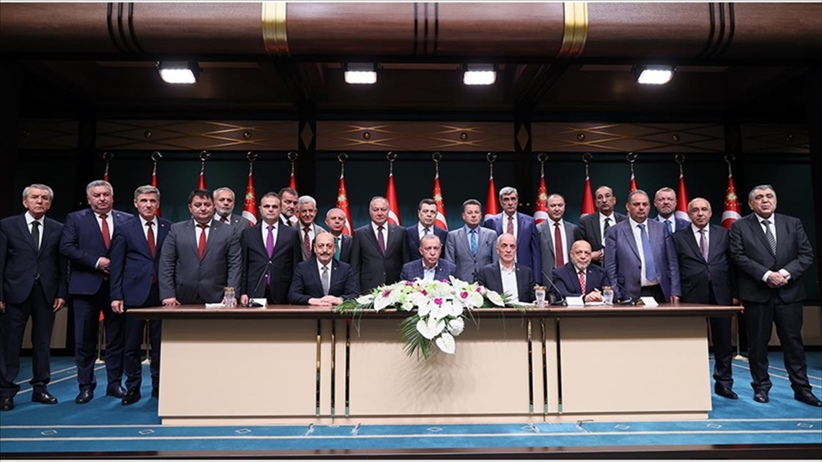 Cumhurbaşkanı Erdoğan: En Düşük Kamu İşçisi Ücreti 15 Bin Liraya Çıkıyor