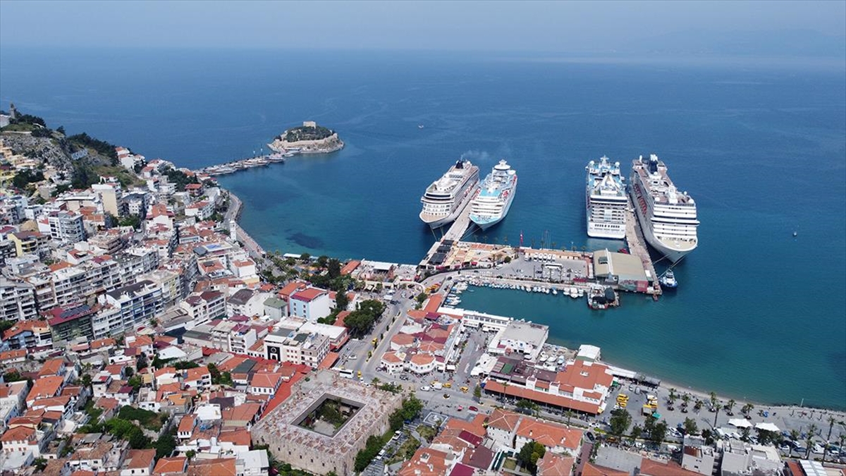 Kuşadası Limanı'na 4 Kruvaziyer Yanaştı